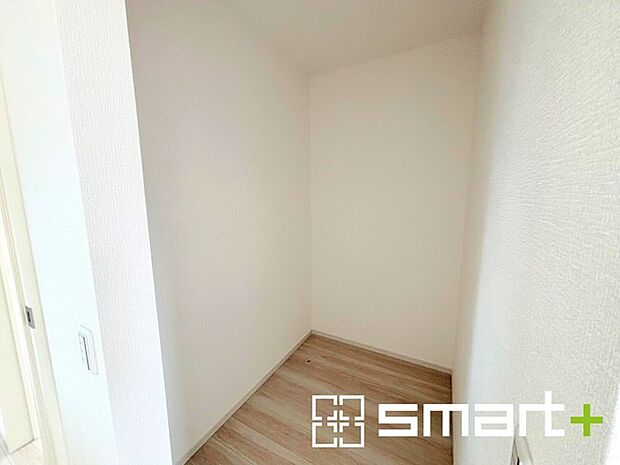 〜憧れのウォークインクローゼット〜 ・居室にウォークインを設ける事で季節ものや趣味の用具などもスッキリと収納可能です。 ・ぜひ現地でその便利さをご体感くださいませ。 