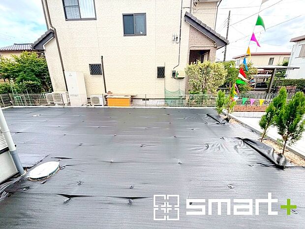 ~広々したお庭のある邸宅~ ・余裕の敷地には広いお庭もご用意。 ・ガーデニングや安らぎの空間として、倉庫を置いたりと様々な活用が可能です。 ・人工芝の敷設などもお気軽にご相談くださいませ。