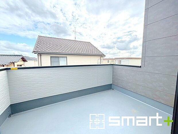 ~ワイドバルコニーを採用~ ・バルコニーはワイドタイプなので、洗濯物を沢山干す事が可能です。 ・テラス屋根などのオプションもお気軽にご相談くださいませ。