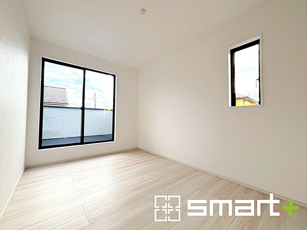 〜明るく暖かな光が差し込む洋室〜 ・大きな窓からたっぷりの光が舞い込み、お部屋全体を優しく包み込んでくれます。 ・2個所あるウォークインクローゼットで住空間もスッキリ片付きますね。