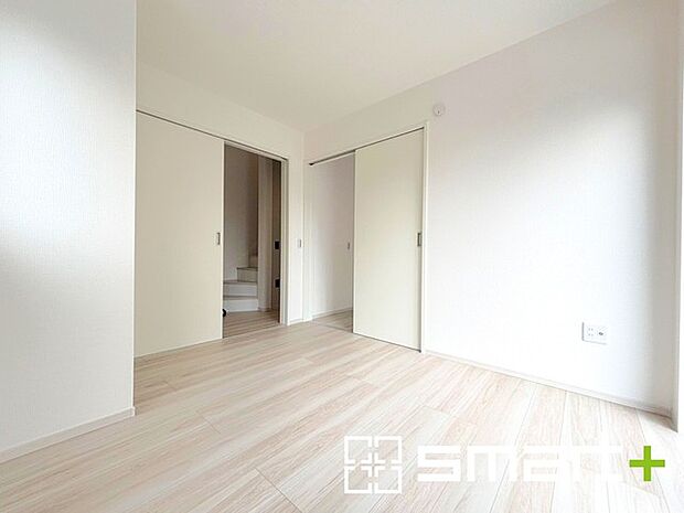 ~収納付きの1階洋室~ ・リビング横には開放感をプラスしてくれる洋室。収納付きで2面採光の明るい空間が広がります。 ・お子様のプレイルームや趣味のお部屋など、用途様々にお使いいただけます。