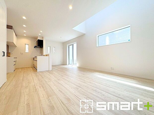 〜家族団らんにピッタリのＬＤＫ〜 ・ご家族みんながゆったり寛げる広々としたリビングは、たくさんの窓からたっぷりの陽光が差し込む明るい空間。 