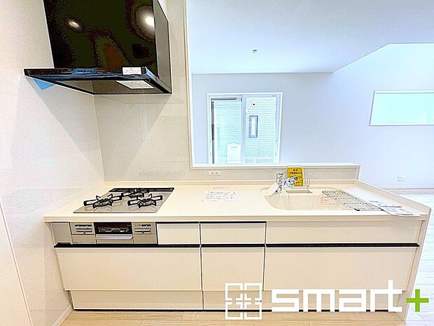 〜人気のカウンターキッチン〜 ・キッチンには余計な柱が無いので、リビングが見渡せ開放感のある造りとなっております。 ・蛇口には浄水器が内蔵されるなど機能面でも優れたキッチンです。 