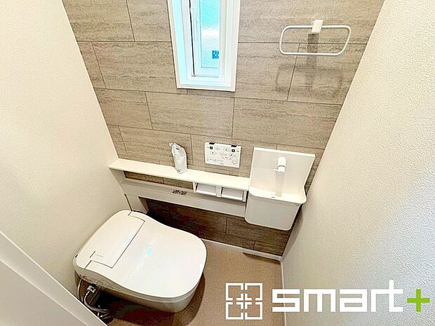 〜人気のタンクレストイレ〜 ・デザイン性に優れ、スッキリと見えるタンクレストイレを採用。 ・節水効果が高く、エコな上に水道代も削減可能。シンプルな形なのでお掃除も楽々です。 