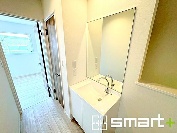 〜2階にも洗面スペース〜 ・洗面スペースが2階にもあるのは嬉しいですね。 ・ご家族で朝の支度など同じ時間帯でもそれぞれゆったりとできますね。