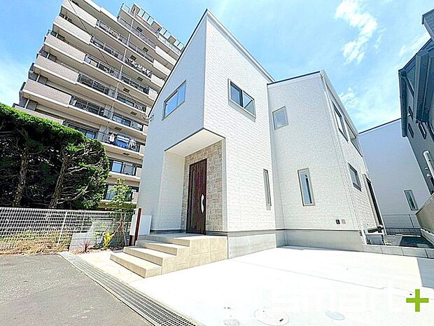 〜駐車場ももちろんございます〜 ・駐車場もありますので、お車をご利用される方にもお勧めのお住まいです。 ・カーポートなどのオプションもお気軽にご相談くださいませ。 