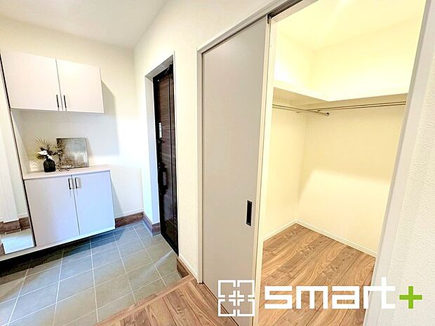 〜便利なファミリークローク〜 ・家族の衣類や小物を一ヵ所にまとめて収納できる便利なファミリークローゼット付き。