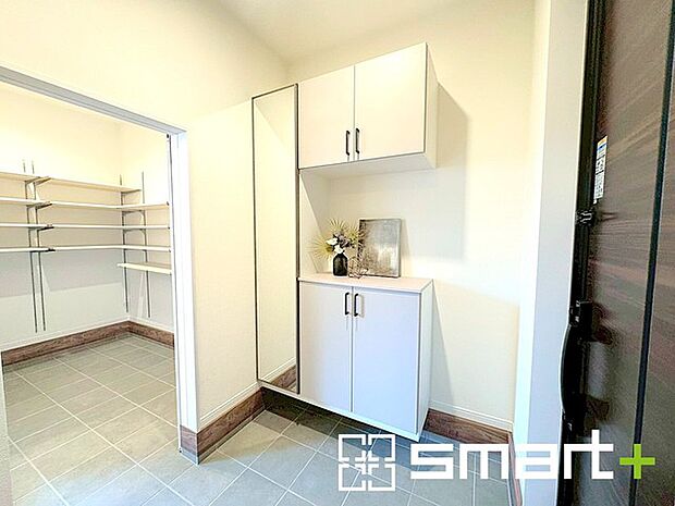 〜収納スペース充実の玄関周り〜 ・広々とした玄関はシューズインクローク付なので散らかりがちな玄関もスッキリ。 ・備え付けのシューズボックスはミラー付なので朝やお出かけ前の身支度チェックに大活躍。