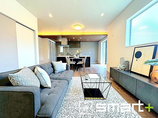 〜折下げ天井でオシャレな空間〜 ・キッチン部分に折下げ天井を施すことでリビングが広く見える効果もあり、開放的な空間が広がります。 