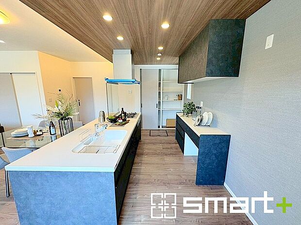 〜開放感のあるオープンキッチン〜 ・キッチンには余計な柱が無いので、リビングが見渡せ開放感のある造りとなっております。 ・蛇口には浄水器が内蔵されるなど機能面でも優れたキッチンです。