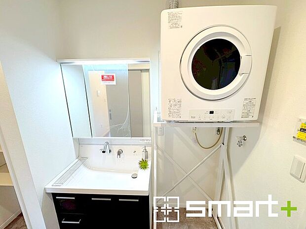 〜シャワー付き洗面化粧台〜 ・使い勝手の良い三面鏡タイプのシャワー付き洗面化粧台。 ・衣類乾燥機Rinnai乾太くん付きも魅力の一つです。雨の日でもお洗濯が快適ですね。