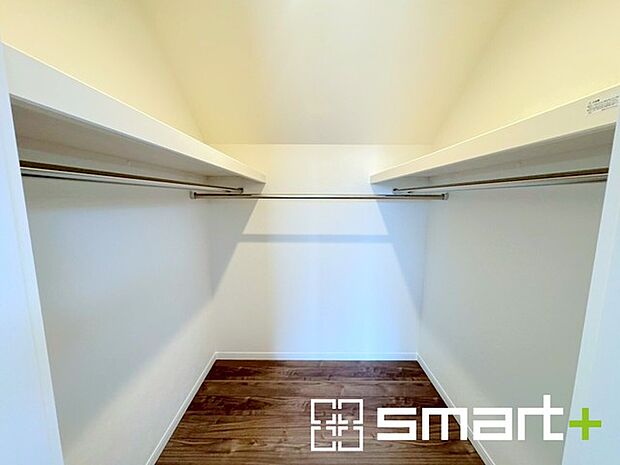 〜ウォークインクローゼット〜 ・大容量のウォークインクローゼット付。衣類をハンガーに掛けたまま収納できるのがうれしいですね。 ・季節ものや小物類なども整理整頓しやすく生活空間が広がります。