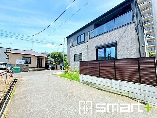 〜閑静な住宅街の立地〜 ・周辺は閑静な住宅街となっておりますので、静かな暮らしをご実現いただけます。 ・前面道路の交通量も多くないので、小さなお子様がいるご家庭でもご安心ですね。 