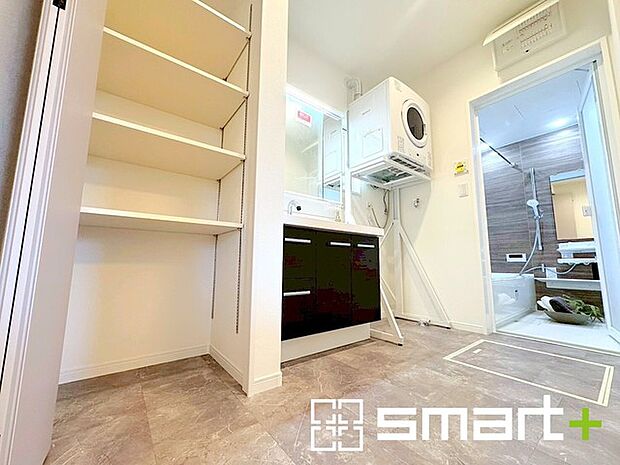 〜収納も充実の洗面所〜 ・洗面所にはリネンスペースを設ける事でタオルや洗剤などの置場にも困りません。 ・意外とリネンスペースがある物件は少ないので、ぜひ現地でその魅力をご確認ください。