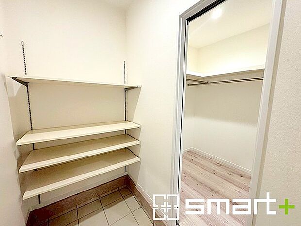 〜大容量のシューズインクローク〜 ・ベビーカーやゴルフバッグ、お子様のスポーツ用品などたくさん収納できます。 ・家族の衣類や小物を一ヵ所にまとめて収納できる便利なファミリークローゼット付き。