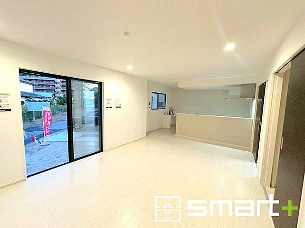 〜穏やかな陽の入るＬＤＫ〜 ・大きな窓のあるＬＤＫは陽当りも良好で明るい空間となっております。 ・ご家族団らんなど過ごす時間の多いＬＤＫが明るいのは嬉しいポイントですね。 