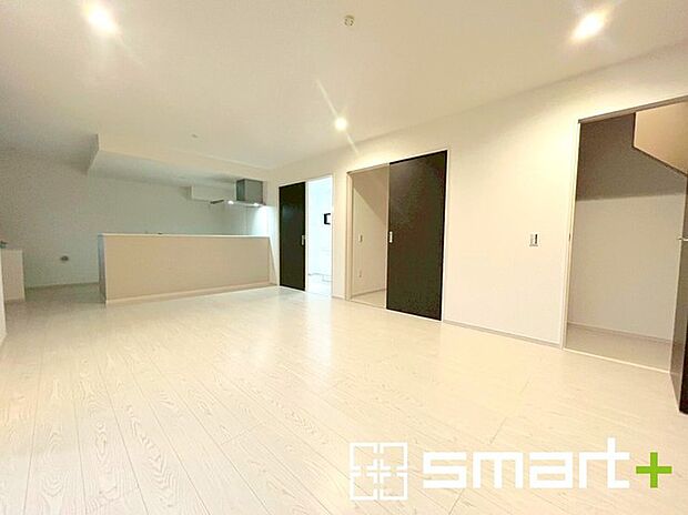 〜折下げ天井でオシャレな空間〜 ・キッチン部分に折下げ天井を施すことでリビングが広く見え、開放的な空間が広がります。 ・メリハリのあるオシャレなキッチンで毎日の家事も楽しくなりますね。 