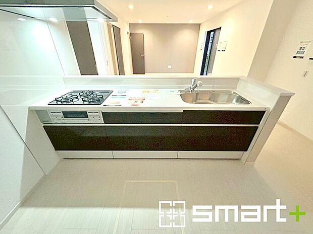 〜人気のカウンターキッチン〜 ・キッチンには余計な柱が無いので、リビングが見渡せ開放感のある造りとなっております。 ・蛇口には浄水器が内蔵されるなど機能面でも優れたキッチンです。 