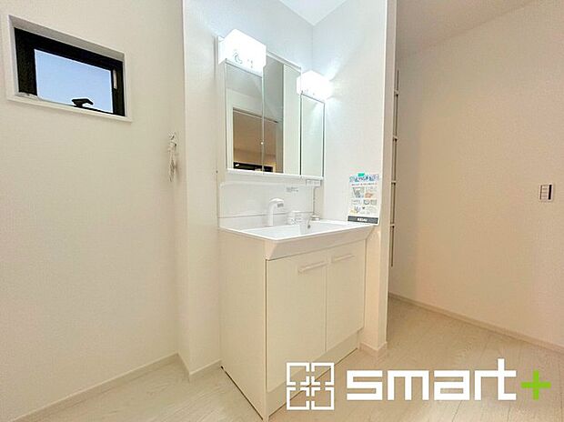 〜シャワー付き洗面台を採用〜 ・洗面台の蛇口がホースで伸びシャワーとしてご利用可能。 ・朝の寝ぐせ直しなどにシャワーを使いたい時、洗面台の掃除をする際にも便利にお使いいただけますよ。 