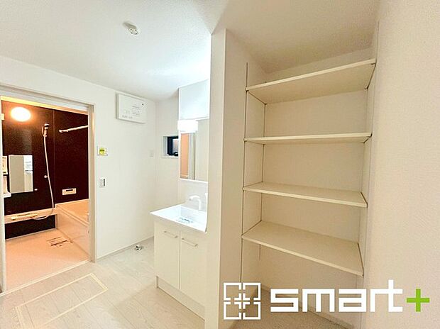 〜収納も充実の洗面所〜 ・洗面所にはリネンスペースを設ける事でタオルや洗剤などの置場にも困りません。 ・意外とリネンスペースがある物件は少ないので、ぜひ現地でその魅力をご確認ください。 