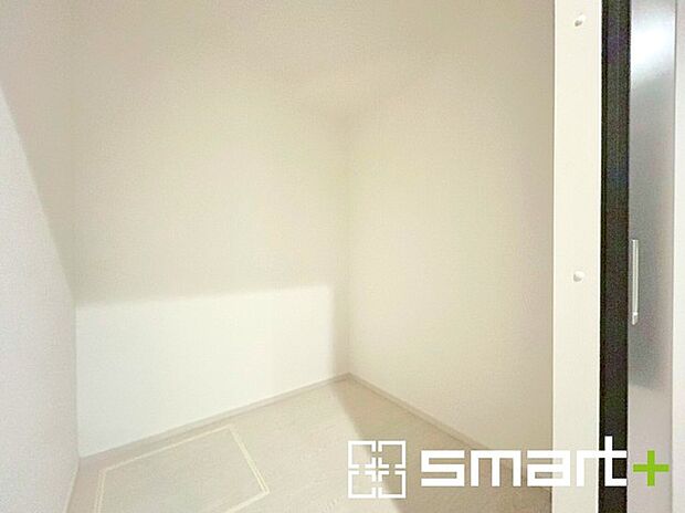 〜便利なファミリークローク〜 ・コートなど上着、ゴルフ・スキーなど趣味の用具、ブーツなどかさばる靴、などなどお好きなものを収納いただけるファミリークロークをご用意。ぜひご体感くださいませ。 