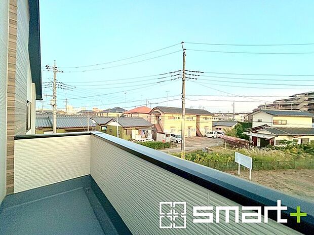 〜洗濯物も干しやすいバルコニー〜 ・バルコニーには物干し竿受けが標準装備されております。 ・テラス屋根等のオプションもお気軽にご相談くださいませ。 