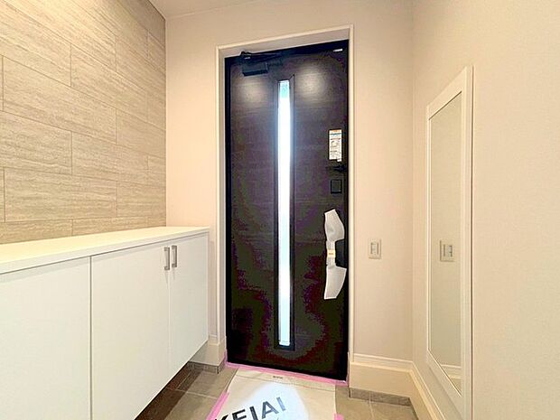 〜穏やかな陽が入る玄関〜 ・玄関ドアにガラス部分を設ける事で穏やかな陽の入る玄関になります。 ・備え付けのシューズボックスはたっぷりしまえて玄関がスッキリ片付きますね。 (1号棟)