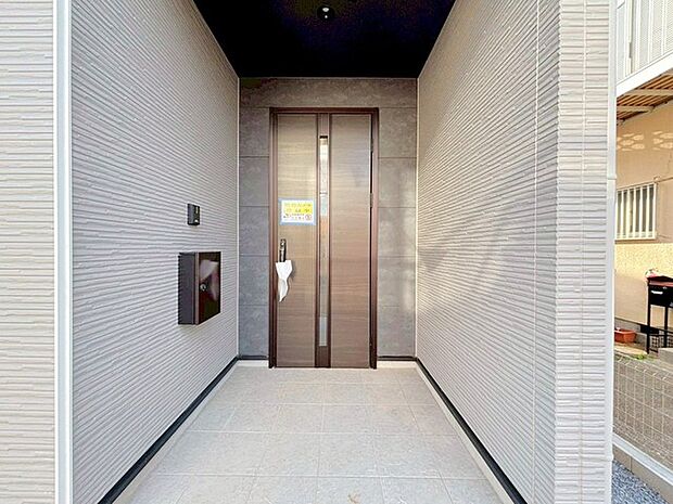 〜お住まいの顔「玄関」〜 ・玄関ドアの上にはもちろん軒がございますので、雨の日でも濡れずに鍵の開閉が可能です。 ・鍵は防犯性に優れたディンプルキーを採用。 