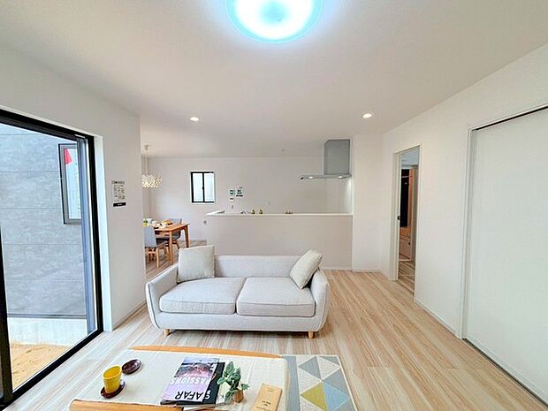 〜穏やかな陽の入るＬＤＫ〜 ・大きな窓のあるＬＤＫは陽当りも良好で明るい空間となっております。 ・ご家族団らんなど過ごす時間の多いＬＤＫが明るいのは嬉しいポイントですね。 (1号棟)