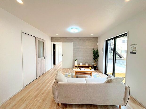 〜穏やかな陽の入るＬＤＫ〜 ・穏やかな陽だまりに包まれる居心地の良いＬＤＫは、ご家族が自然と集まる憩いのスペースに。 ・料理と洗濯、片付けなど並行して家事を進める時に便利な回遊動線。 (1号棟)