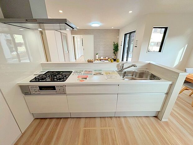 〜人気のカウンターキッチン〜 ・キッチンには余計な柱が無いので、リビングが見渡せ開放感のある造りとなっております。 ・蛇口には浄水器が内蔵されるなど機能面でも優れたキッチンです。 