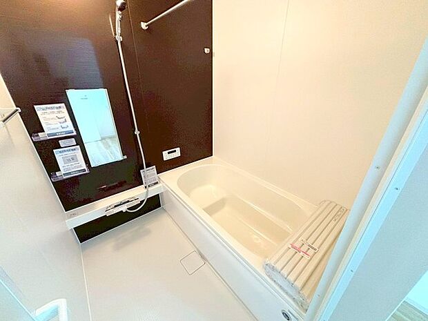 〜暖房乾燥機付きの浴室〜 ・ヒートショック対策にもなる浴室暖房を標準装備。冬場でも暖かくしてからご入浴が可能です。 ・もちろん乾燥機も付いておりますので、雨の日でも洗濯物を干せますよ。 