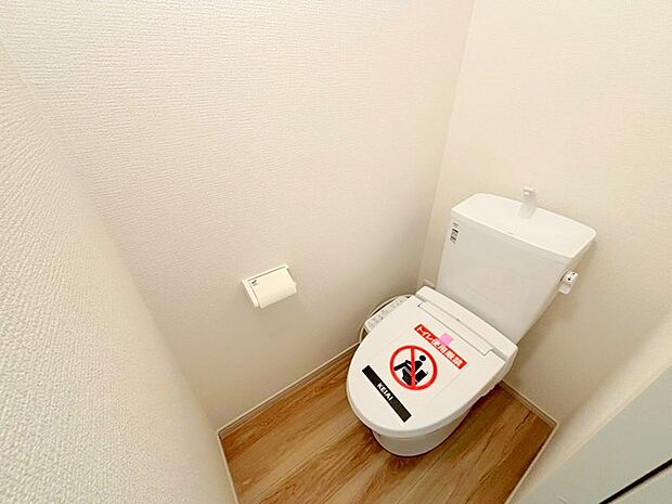 〜やはり便利なタンク式トイレ〜 ・最近はタンクレストイレもございますが、タンク式の場合は停電時もお水を流すことが可能。 ・故障時なども比較的費用が安くなるなど、メリットが多くなります。 