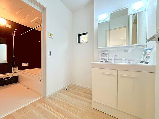 〜人気の三面鏡を採用〜 ・洗面台は三面鏡仕様なので鏡の角度を変える事で頭の後ろの方までご確認可能です。 ・鏡の裏が収納になっておりますので、洗面台周りもスッキリと片付きます。 