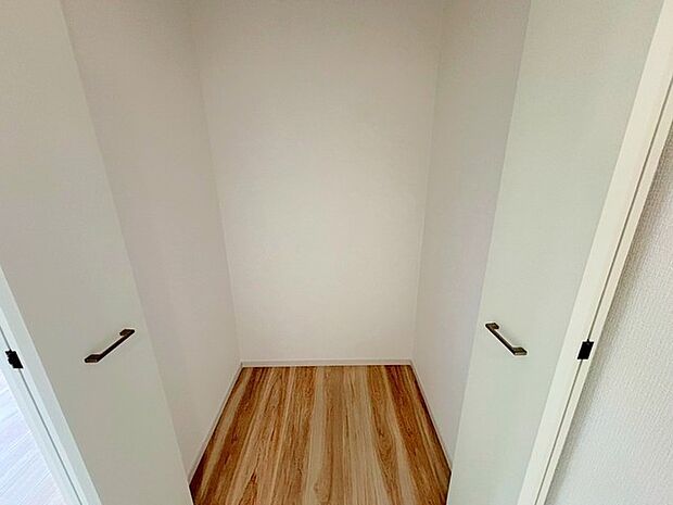 〜ちょっとした空間も有効活用〜 ・廊下も無駄にせずしっかりと収納をご用意。ちょっとしたスペースも無駄にしません。 ・掃除機など意外と置場に困る物もしっかりと収納可能です。 