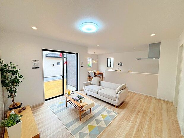 〜日当り良好のＬＤＫ〜 ・たくさんの窓からたっぷりの陽光が差し込む明るいリビングで寛ぎのひと時を。 ・出来立てのお料理を運ぶのにも、食器の後片付けもラクラクなカウンターキッチン。 (1号棟)