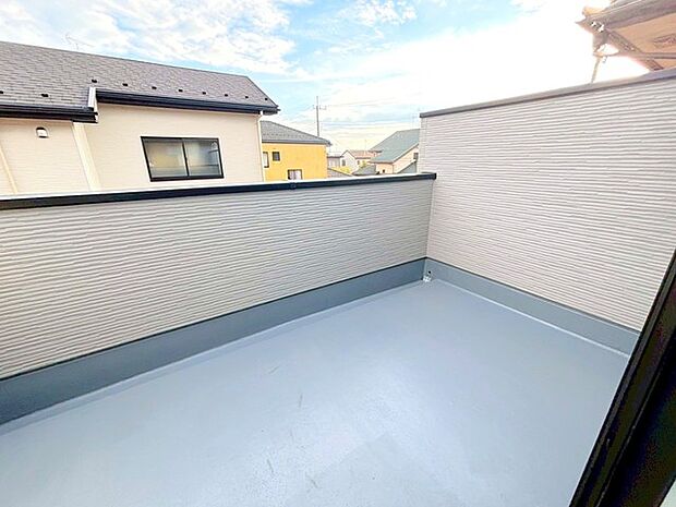 〜奥行きのあるバルコニーを採用〜 ・お客様から意外にご要望が多い「バルコニーの奥行き」。 ・奥行きのあるバルコニーを採用しておりますので、洗濯物も干しやすい造りです。 