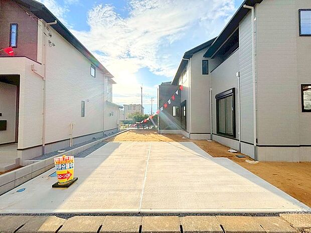 〜ゆとりあるカースペース2台分〜 ・セカンドカーや来客時にも困らないカースペース2台分は並列駐車可能でお車の出し入れもラクラク。 ・カーポートなどのオプションもお気軽にご相談くださいませ。 (1号棟)