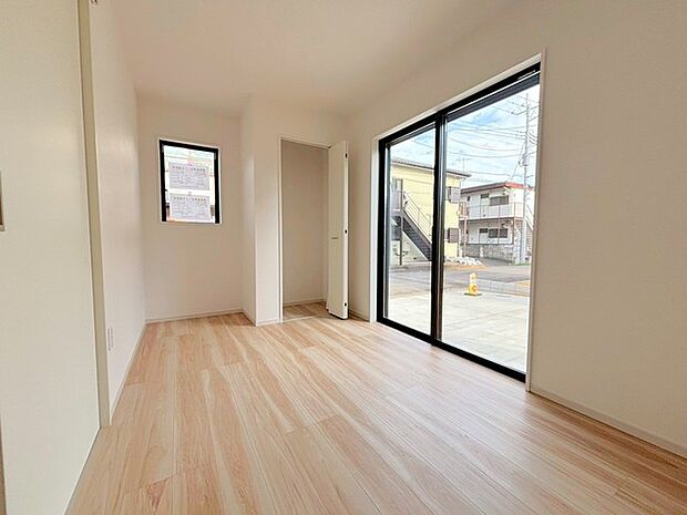 〜リビング横の洋室〜 ・お子様のプレイルームやお昼寝、趣味のお部屋など、用途様々な1階洋室。 ・寝室はもちろん、玄関から直接出入り可能なのでゲストルームにも利用できますね。 (1号棟)
