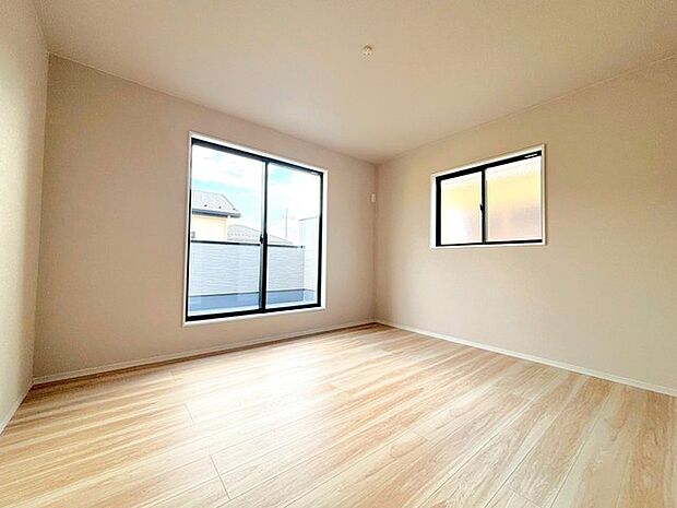 〜バルコニーに面した洋室〜 ・バルコニー側の大きな窓から穏やかな陽が差し込む明るい洋室はゆとりある広さの8.5帖。 ・ウォークインクローゼット付なのでお洋服も分けてスッキリ収納できます。 (1号棟)