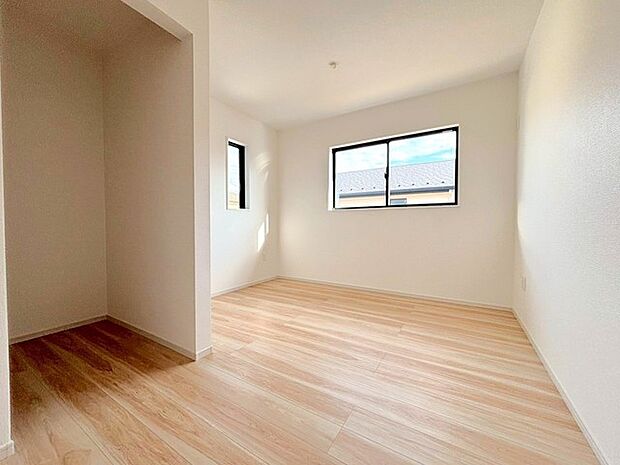 〜2面採光の明るいお部屋〜 ・洋室は2面採光とする事で穏やかな陽の入る明るい空間となっております。 ・くつろぎのプライベート時間を明るい空間で穏やかにお過ごしいただけます。 (1号棟)