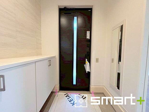 〜穏やかな陽が入る玄関〜 ・玄関ドアにガラス部分を設ける事で穏やかな陽の入る玄関になります。 ・備え付けのシューズボックスはたっぷりしまえて玄関がスッキリ片付きますね。