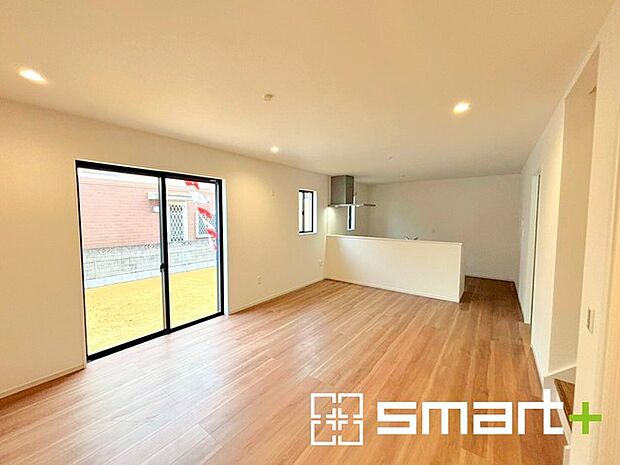 〜穏やかな陽の入るLDK〜 ・大きな窓のあるLDKは陽当りも良好で明るい空間となっております。 ・ご家族団らんなど過ごす時間の多いLDKが明るいのは嬉しいポイントですね。