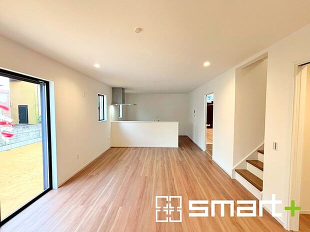 〜開放的なリビングイン階段〜 ・ご家族のお出掛けや帰宅がわかるリビングイン階段。自然とコミュニケーションが増えますね。 ・家事をしながらリビング全体が見渡せるカウンターキッチンも魅力。