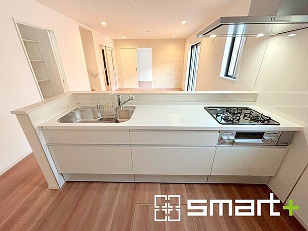 〜人気のカウンターキッチン〜 ・キッチンには余計な柱が無いので、リビングが見渡せ開放感のある造りとなっております。 ・蛇口には浄水器が内蔵されるなど機能面でも優れたキッチンです。