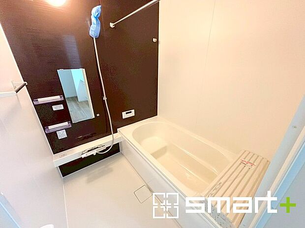 〜暖房乾燥機付きの浴室〜 ・ヒートショック対策にもなる浴室暖房を標準装備。冬場でも暖かくしてからご入浴が可能です。 ・もちろん乾燥機も付いておりますので、雨の日でも洗濯物を干せますよ。