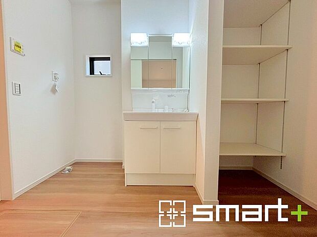 〜収納も充実の洗面所〜 ・洗面所にはリネンスペースを設ける事でタオルや洗剤などの置場にも困りません。 ・意外とリネンスペースがある物件は少ないので、ぜひ現地でその魅力をご確認ください。