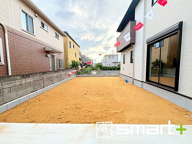 〜広々したお庭のある邸宅〜 ・余裕の敷地には広いお庭もご用意。 ・ガーデニングや安らぎの空間として、倉庫を置いたりと様々な活用が可能です。 ・人工芝の敷設などもお気軽にご相談くださいませ。