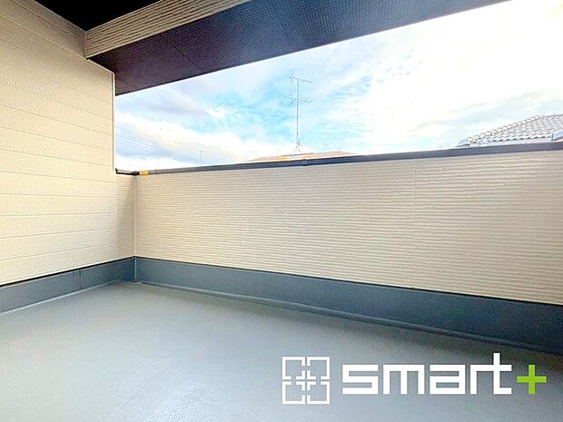 〜屋根付きのバルコニー〜 ・バルコニーは屋根付きなので急な雨でも安心です。 ・奥行きもあるので洗濯物が干しやすいのも嬉しいポイントですね。