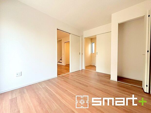 〜リビング横の洋室〜 ・お子様のプレイルームや趣味のお部屋など、用途様々な1階洋室。 ・リビングの続き間はもちろん、寝室としても使えます。収納付きで2面採光の明るい空間が広がります。